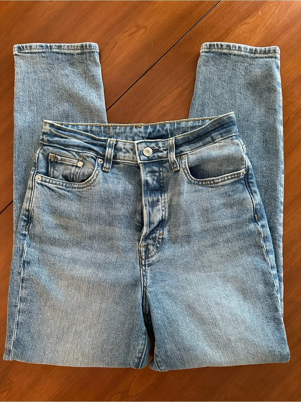 H&M &Denim Ultra High Waist Mom Jeans Women’s US 4 Light Wash Button Fly 26x28 - Picture 8 of 9